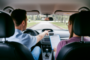 moniteur-eleve-interieur-voiture-tableau-bord