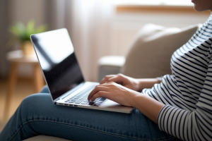 personne-canape-portable-salon-lumineux