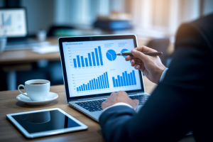 personne-dos-bureau-ordinateur-graphes