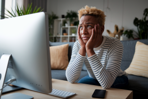 personne-salon-ordinateur-regard-espere